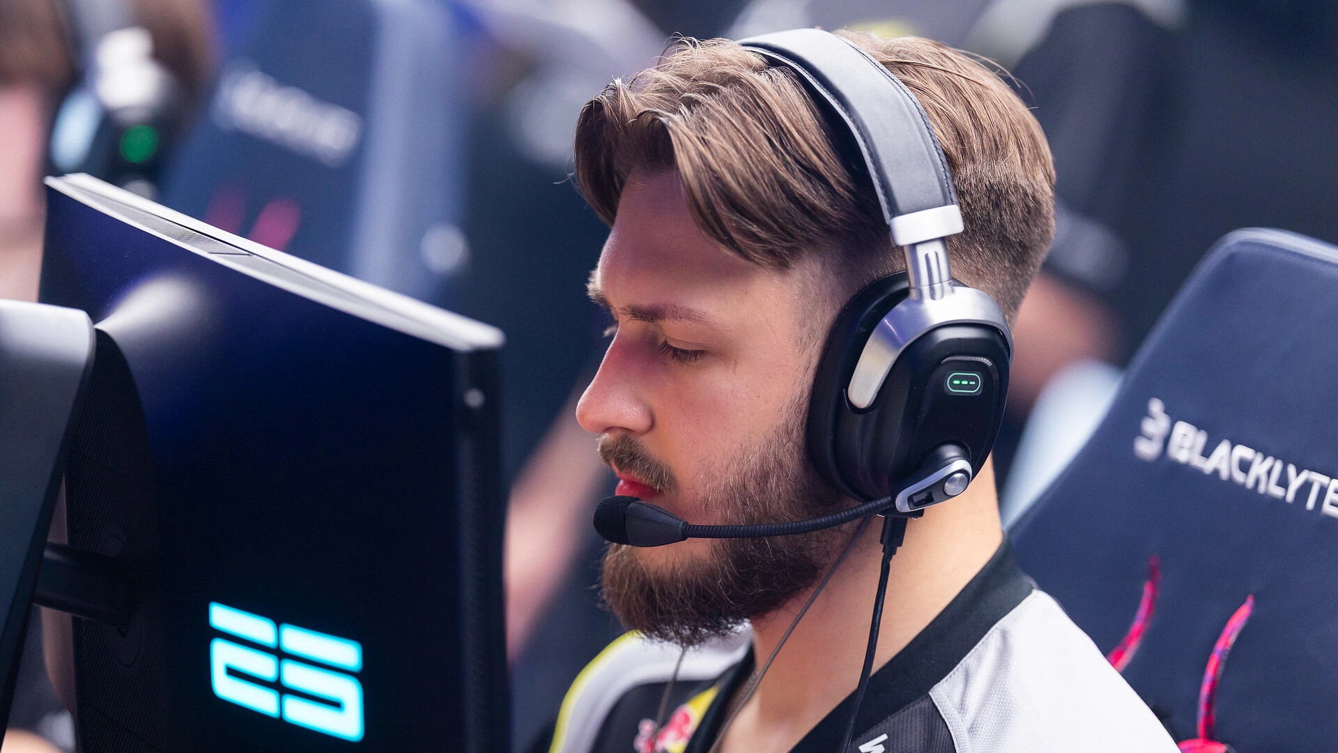 jL moved to inactive roster in NAVI — makazze to take his place